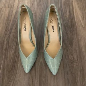 SIZE 11 FASHION NOVA Snakeskin Pointed Heels - Sage Green